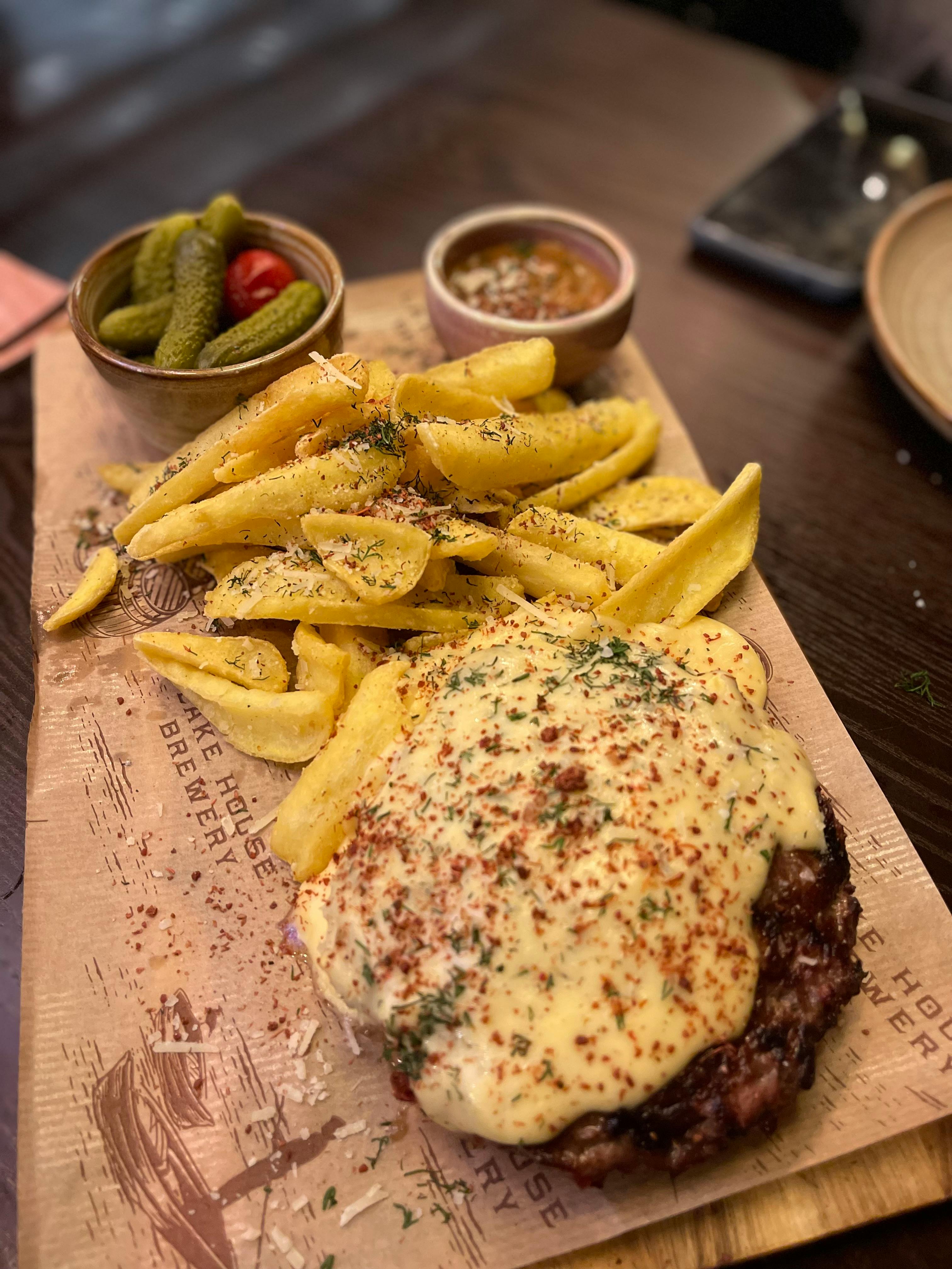 Plato especial del día con ingredientes frescos y coloridos